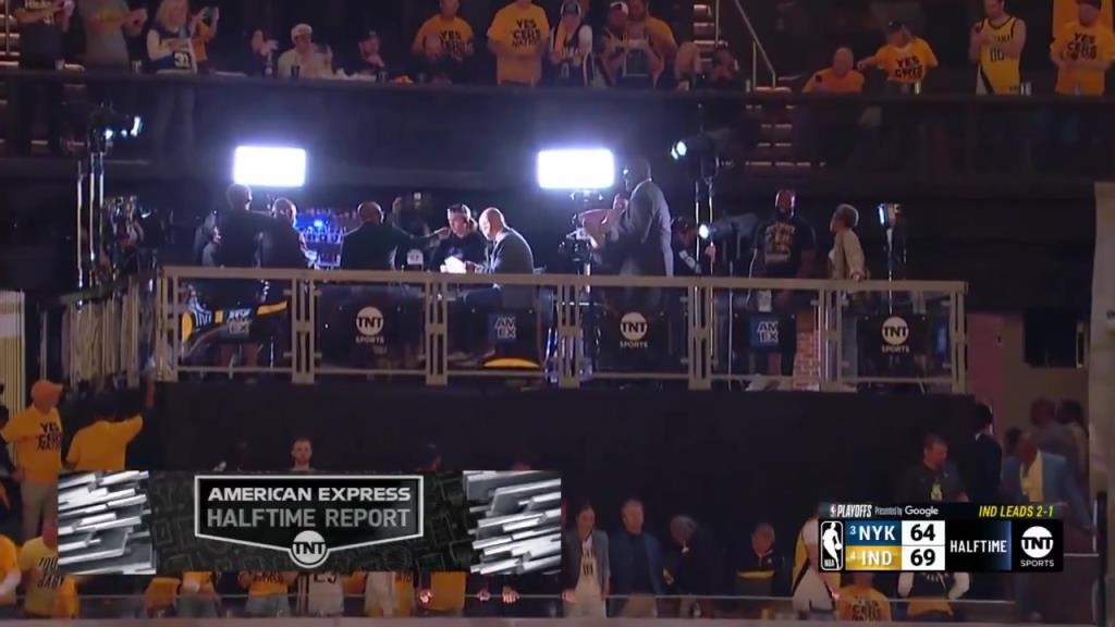 ??？轉(zhuǎn)播鏡頭給到解說看臺(tái)，奧尼爾居然抱著一個(gè)人在彎舉