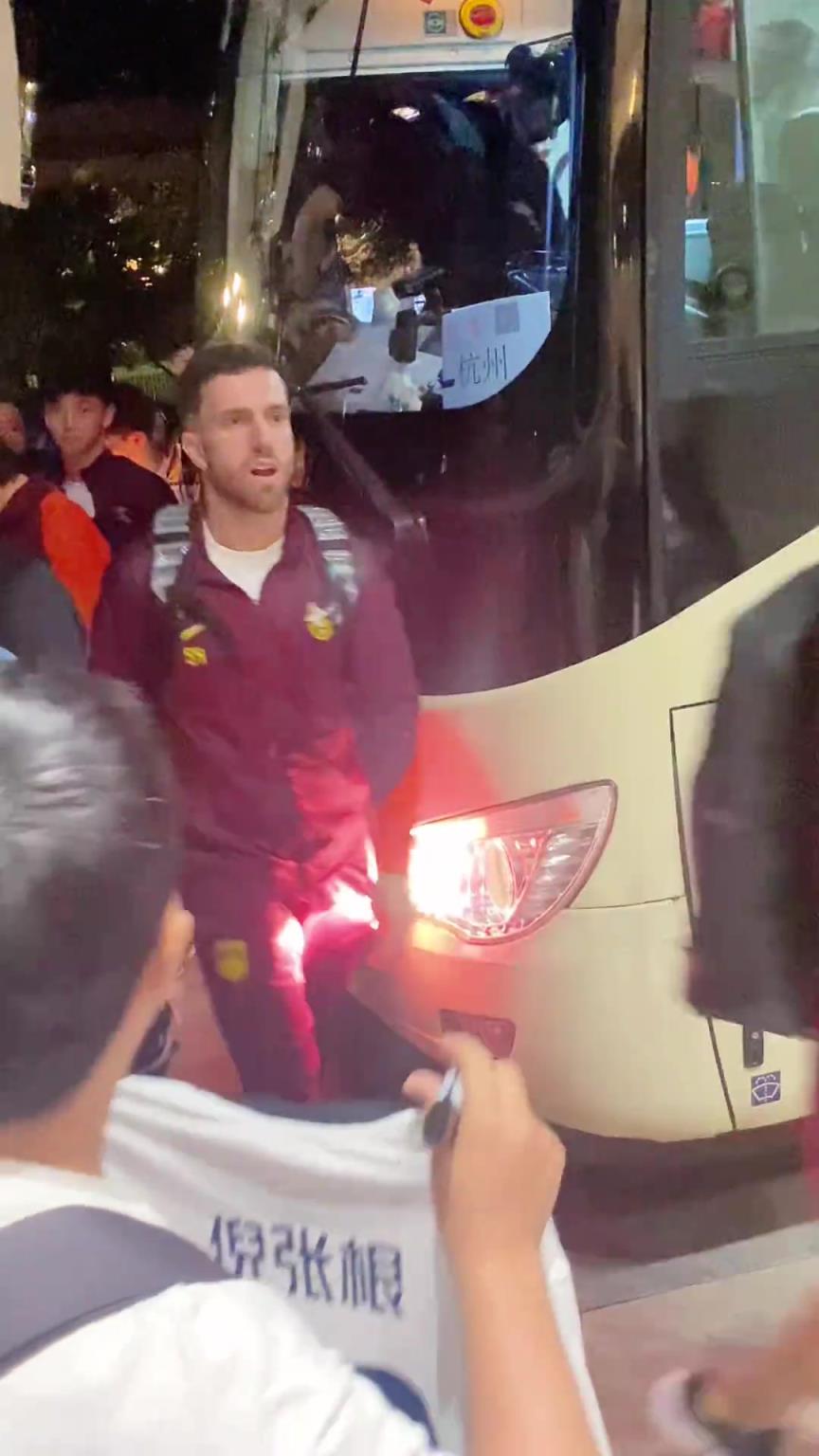 韋世豪嚇得箭步逃跑！國足深夜到酒店差點(diǎn)被摁在車頭不讓走