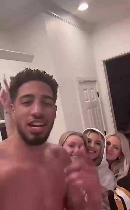 今日怒砍歷史級(jí)三雙！哈利此前光著膀子與三位金發(fā)美女同框