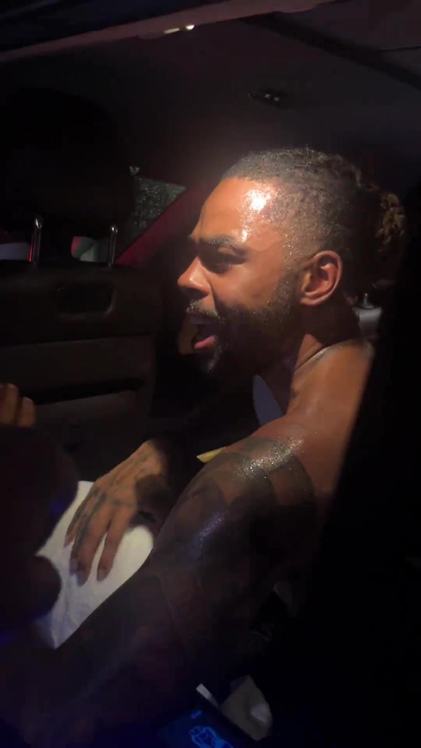 太熱情了！拉塞爾中國行坐車離開球迷們被團(tuán)團(tuán)圍住