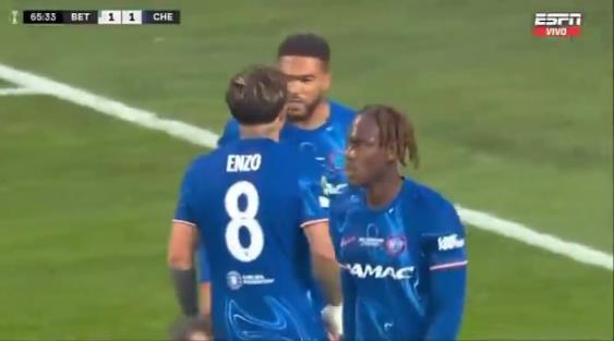 繼續(xù)干！恩佐進球后給了詹姆斯一巴掌，兩人頂頭互相打氣