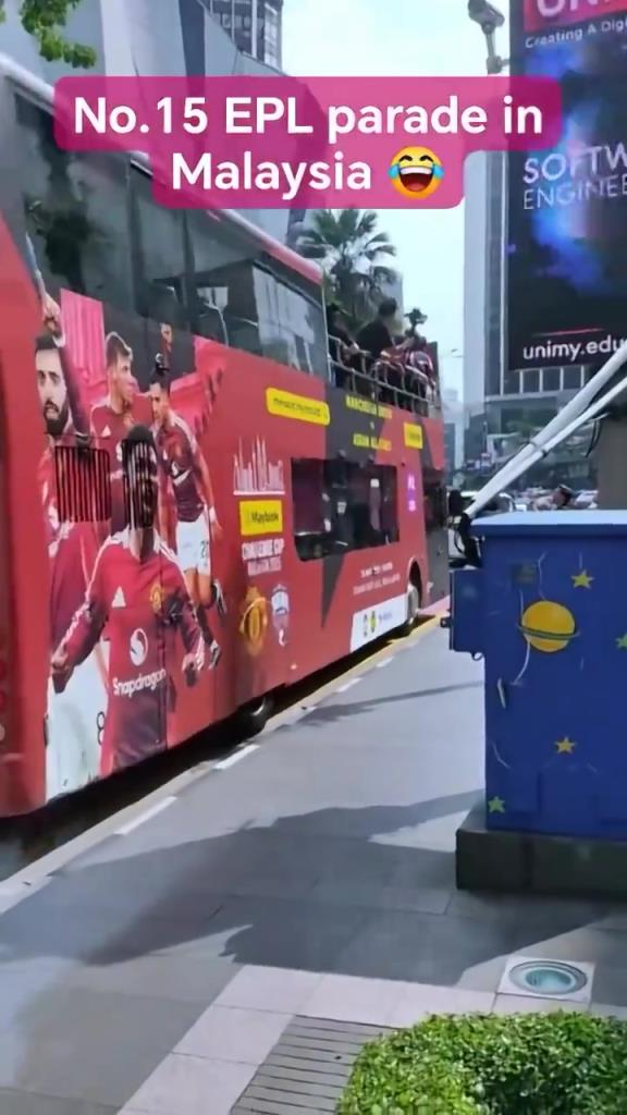 游街示眾？曼聯(lián)在馬來西亞街頭大巴游行，球迷笑噴