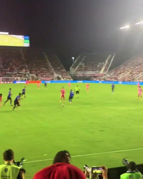 梅老板為了給蘇亞雷斯送個助攻，也是拼了啊