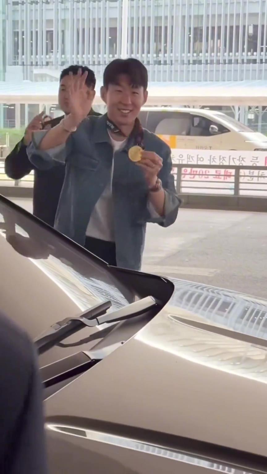 衣錦還鄉(xiāng)！孫興慜返回韓國，眾多女球迷讓其把歐聯(lián)獎牌戴上