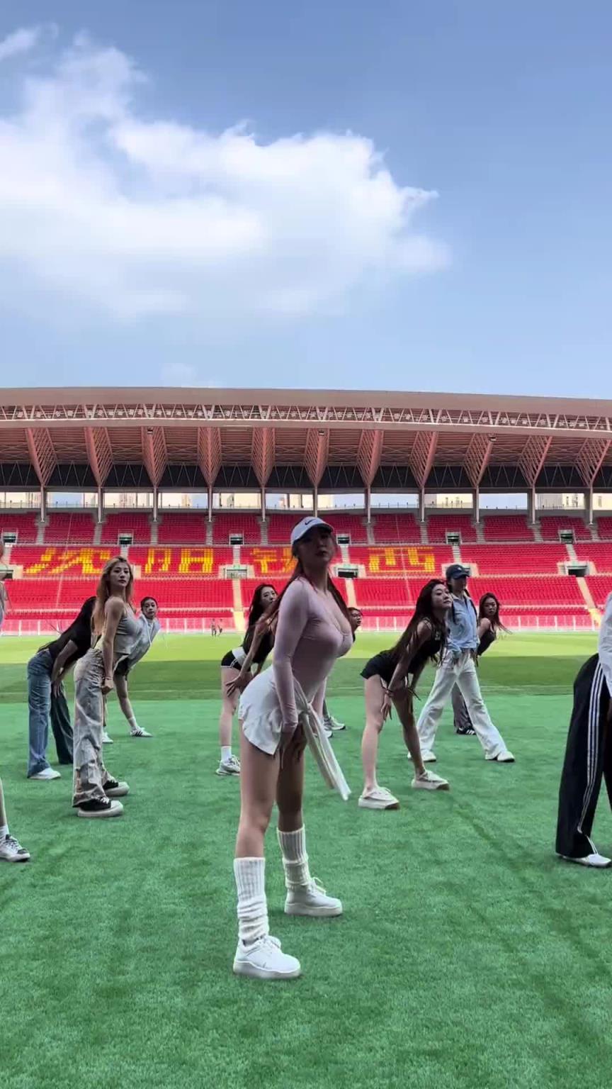 好看！在彩排的遼寧鐵人啦啦隊小姐姐們