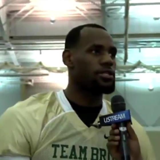 哥兩個(gè)還會(huì)這個(gè)??？11年NBA停擺期間老詹和阿杜組隊(duì)玩橄欖球