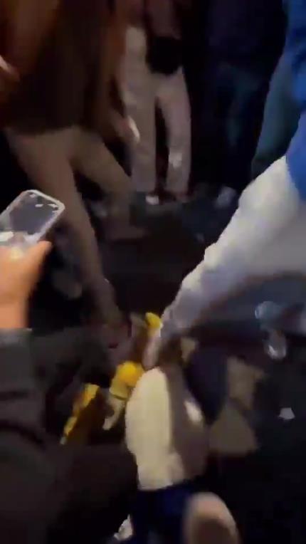 驚！尼克斯大勝步行者后，哈利伯頓遭主場球迷群毆