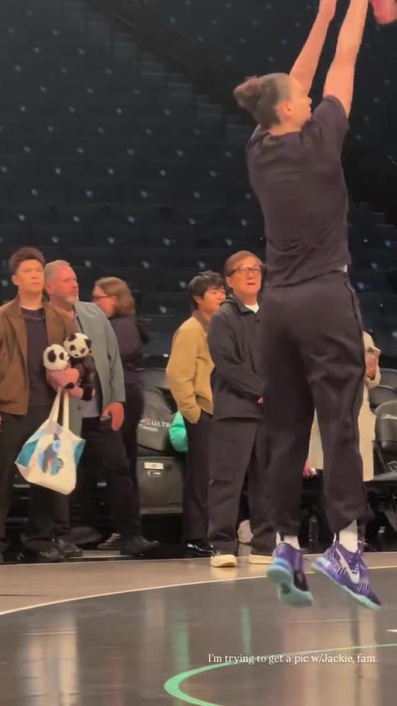 71歲成龍現(xiàn)身巴克萊中心看女籃比賽：她們投籃怎么那么準(zhǔn)?。?！