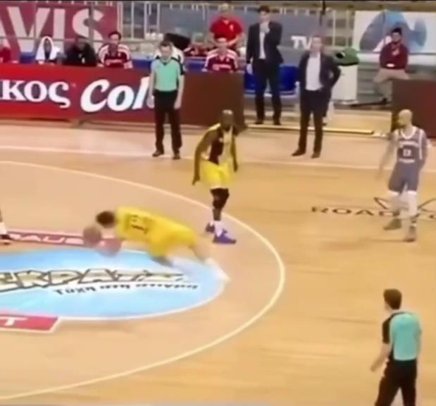 下地真快！搶斷這哥們兒多少是有點(diǎn)門將基礎(chǔ)